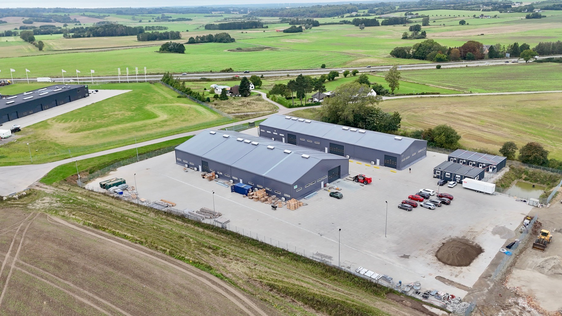 Nyopført højloftet lagerhal