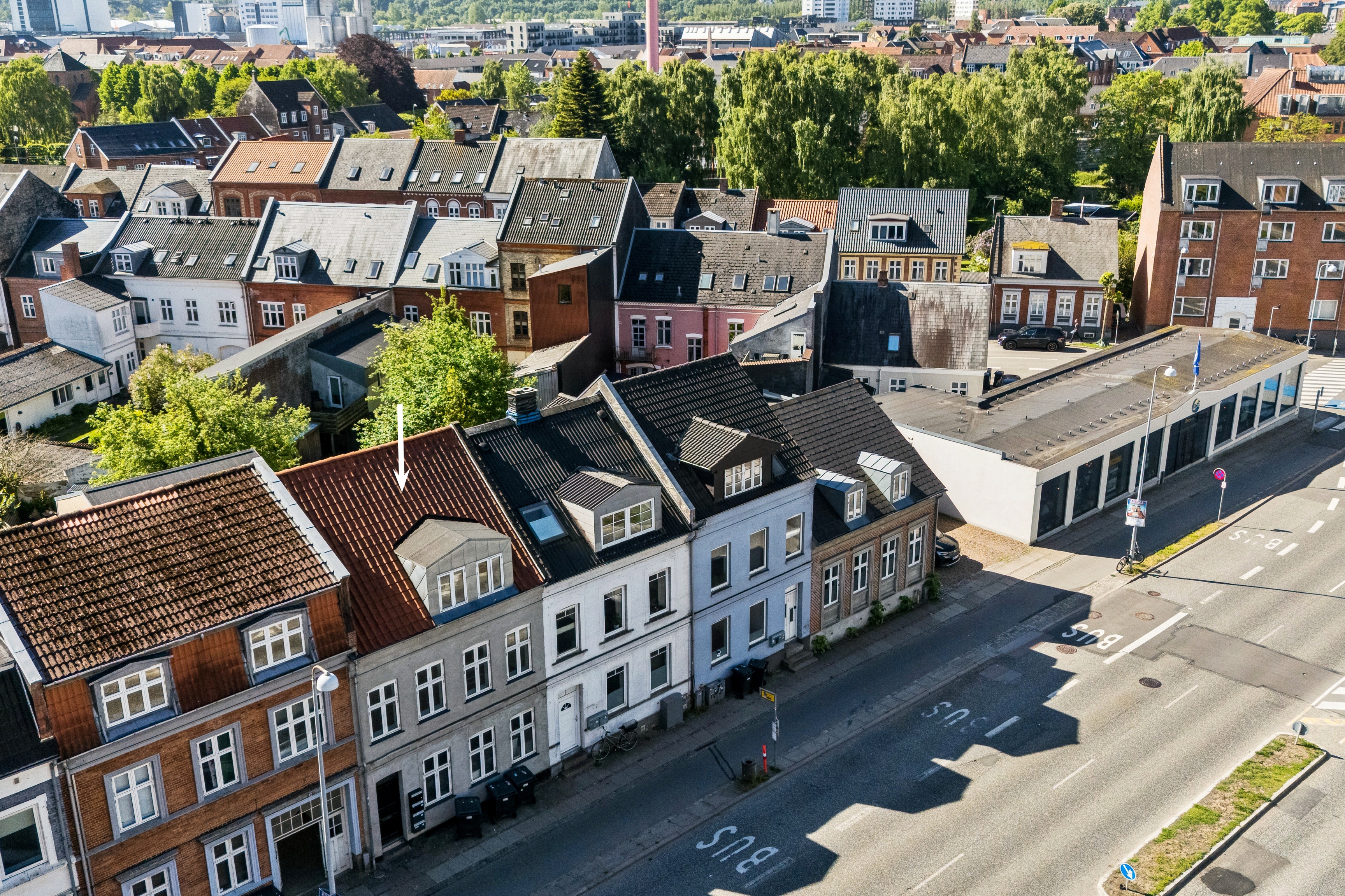 Velbeliggende mindre udlejningsejendom med fire boliglejemål