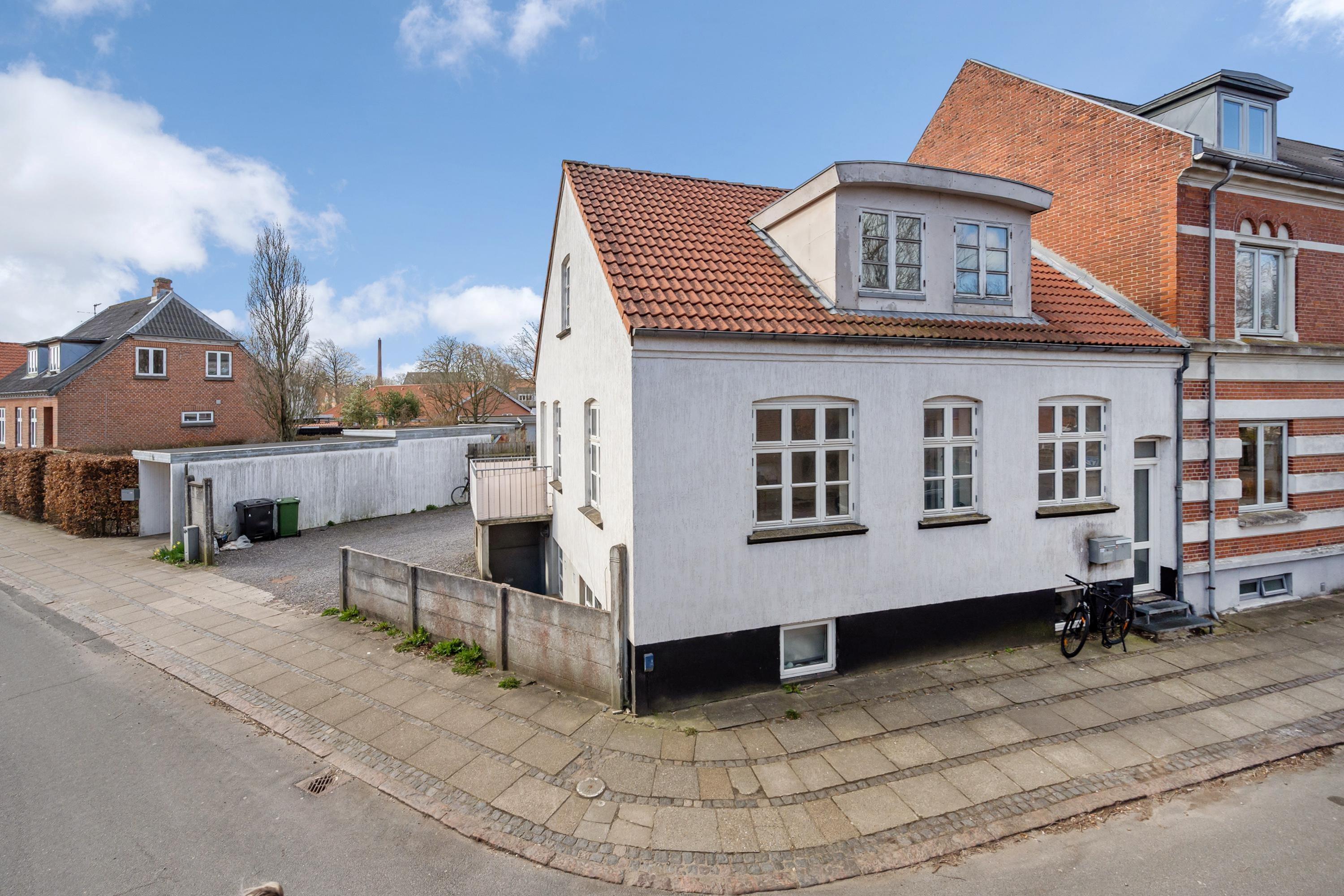 Commercial property, 141 m²
