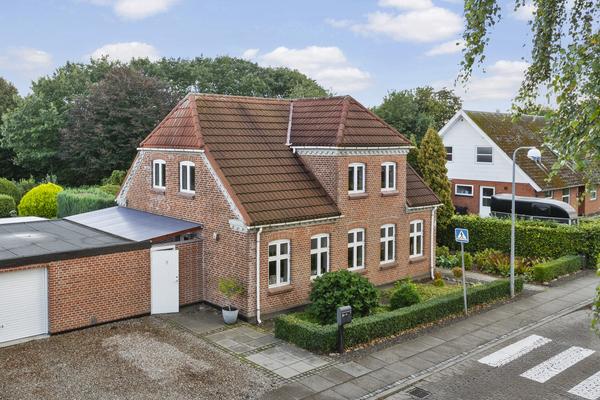 Hjelmdrupvej 8,  Villa