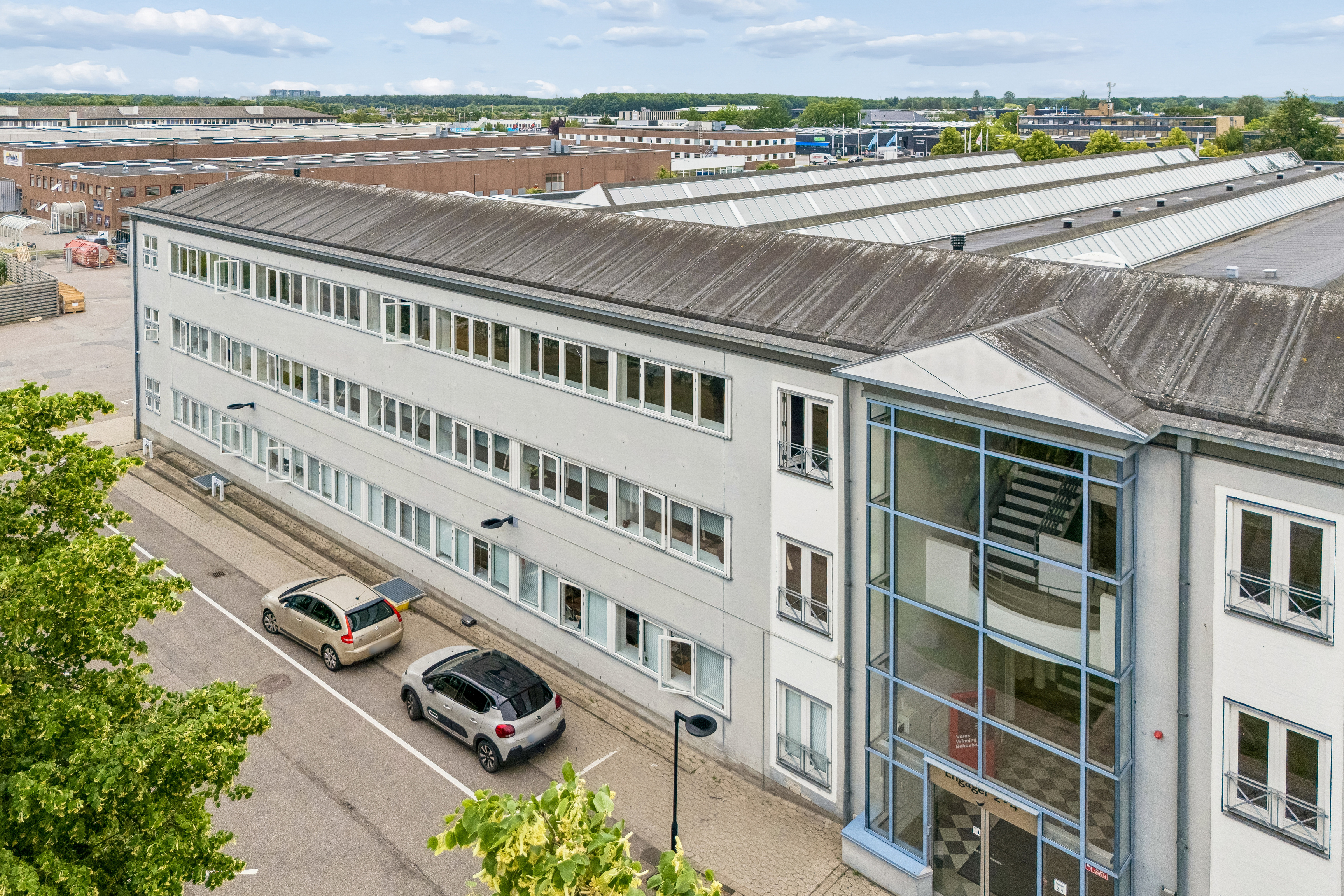 Commercial property, 472 m²