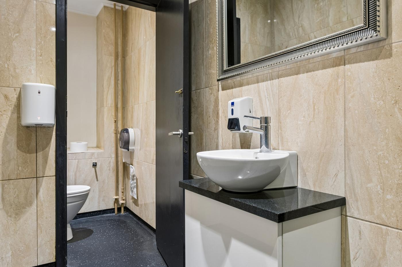 Synligt lejemål i markant ejendom billede 11