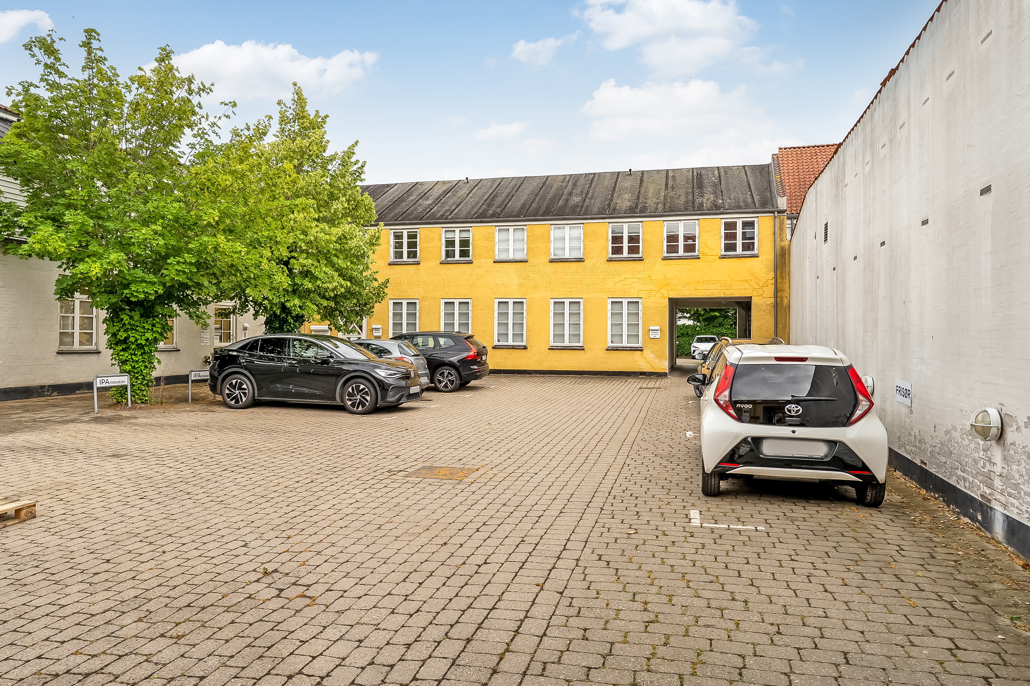 Commercial property, 179 m²