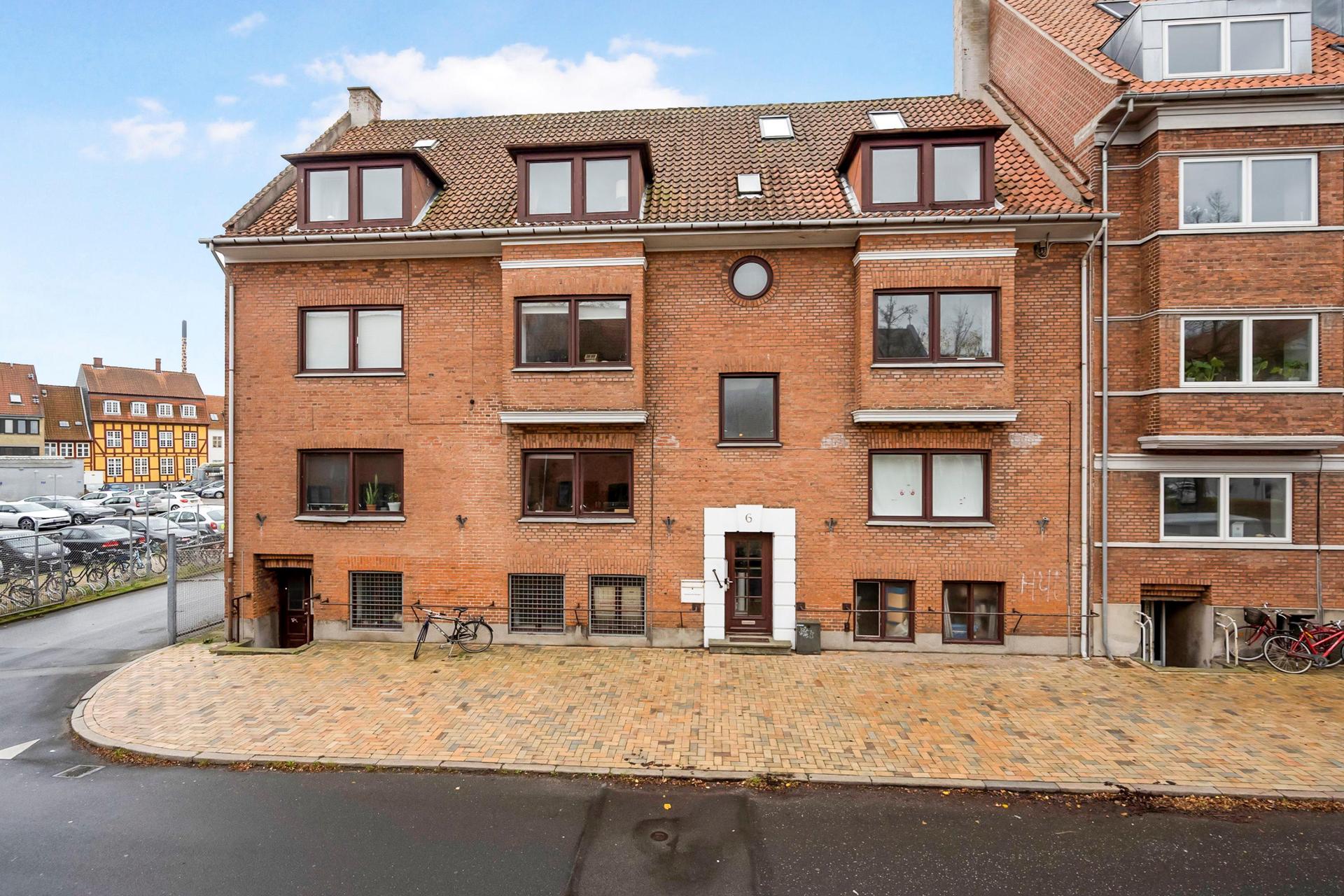 Facaden på Pjentedamsgade 6 i Odense med husnummeret over døren
