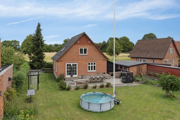 Lynge Byvej 4 Villa