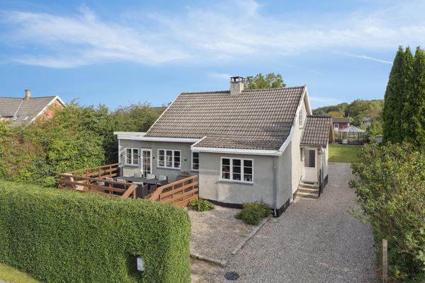 Risegårdsvej 3, Lov Villa