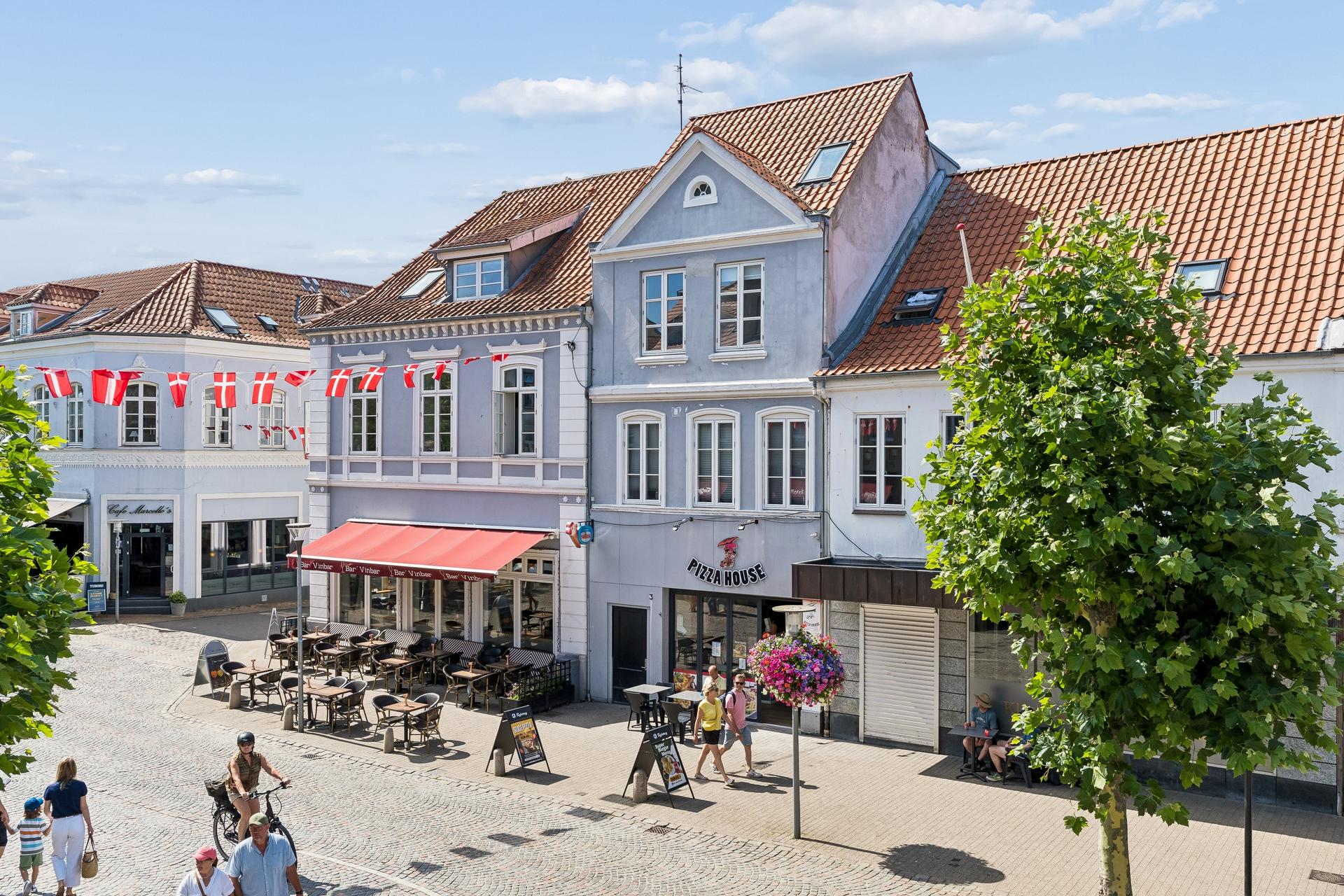 Perlegade 3 i Sønderborg, gråblå gavlfacade med Pizza House i stueetagen